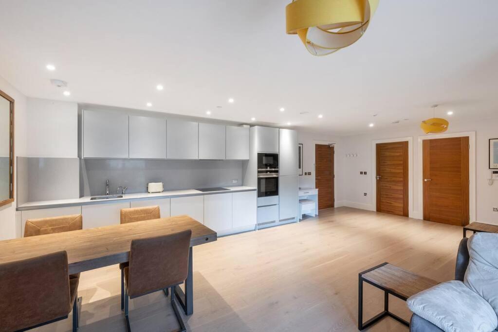 Stylish 2 Bed 2 Bath In Highgate & Free Parking Appartement Londen Buitenkant foto