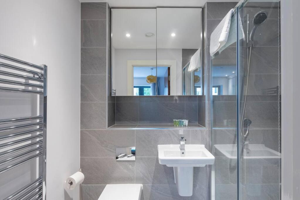 Stylish 2 Bed 2 Bath In Highgate & Free Parking Appartement Londen Buitenkant foto