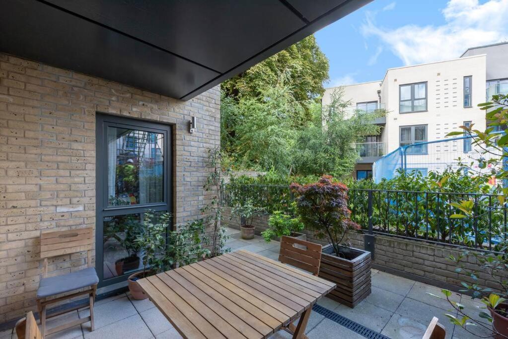 Stylish 2 Bed 2 Bath In Highgate & Free Parking Appartement Londen Buitenkant foto