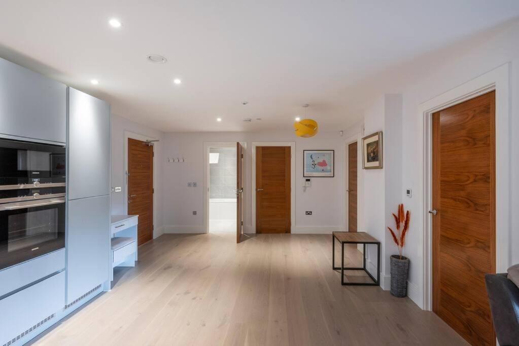 Stylish 2 Bed 2 Bath In Highgate & Free Parking Appartement Londen Buitenkant foto